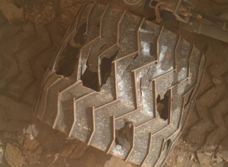 Read more about the article Curiosity rover’s wheels look badly damaged, but NASA isn’t worried